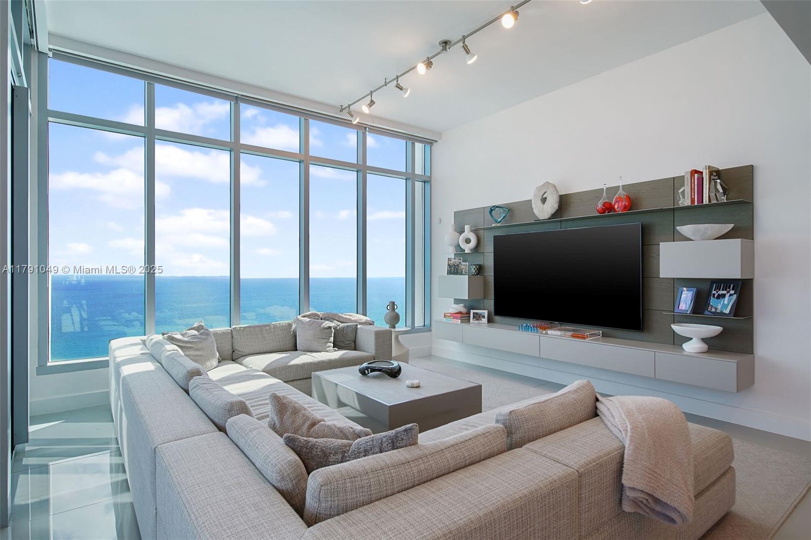 6899 Collins Ave 3504