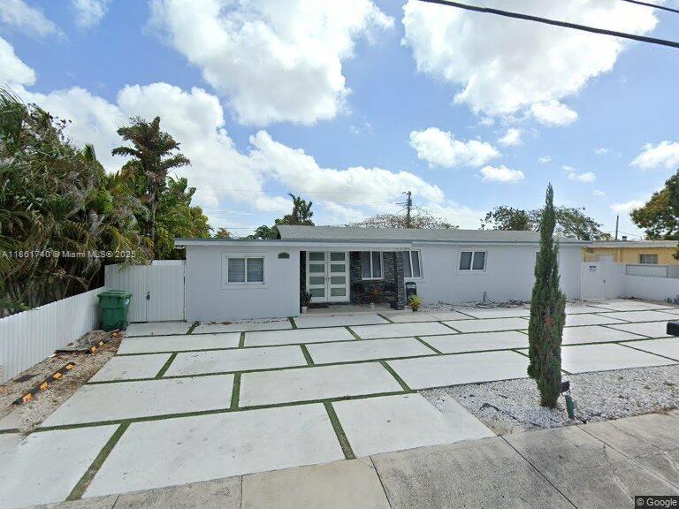 Centric efficiency, upgraded, very private and independent within a great area.
Unit has a kitchenette, microwave, fridge, and 1 parking available. All utilities are included in monthly rent.
Will be available in September for move-in. Only first month and security deposit are required to move in.
Call for your showing appointment; will go fast!
Apartamento céntrico, actualizado, muy privado e independiente en una gran área. La unidad cuenta con una kitchenette, microondas, nevera y 1 plaza de parking disponible. Todos los servicios públicos están incluidos en el alquiler mensual. Estará disponible en septiembre para mudarse. Solo se requiere el primer mes y un depósito de seguridad para mudarse. ¡Llama para concertar tu cita de visita; se irá rápido