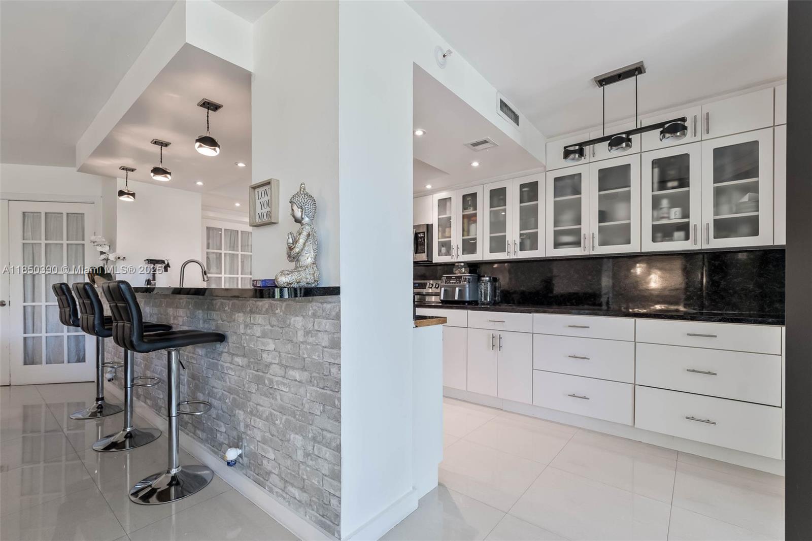 TOWERS OF QUAYSIDE CONDO - Residential