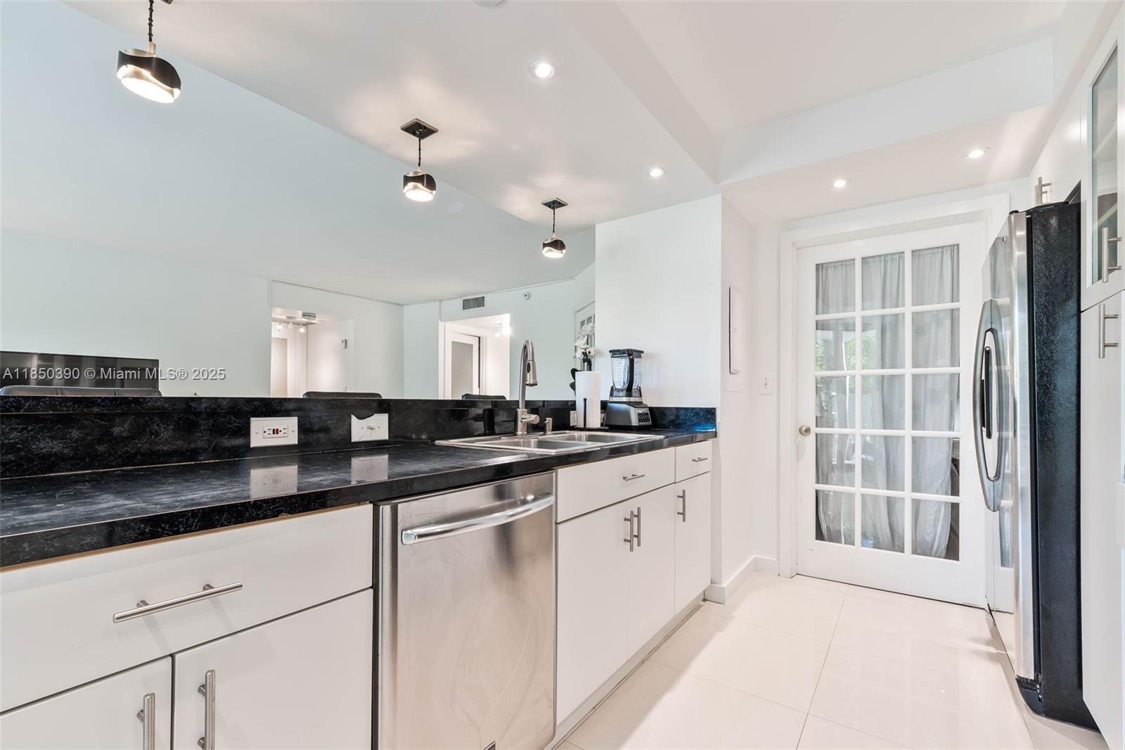 TOWERS OF QUAYSIDE CONDO - Residential