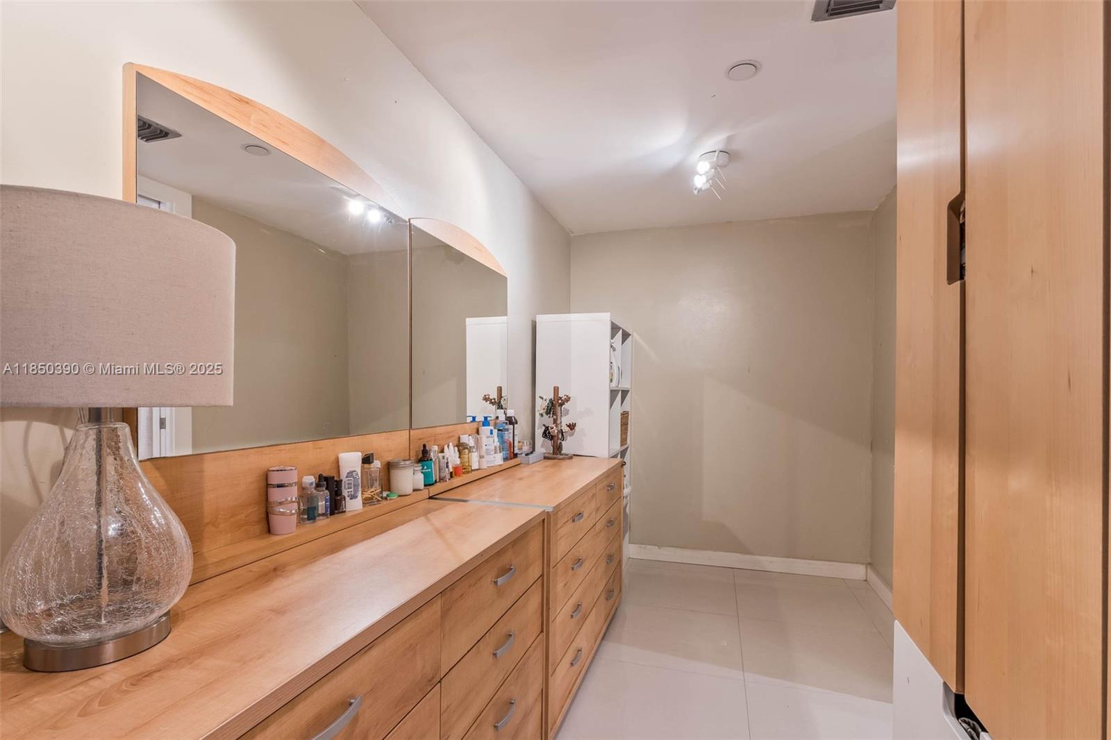 TOWERS OF QUAYSIDE CONDO - Residential