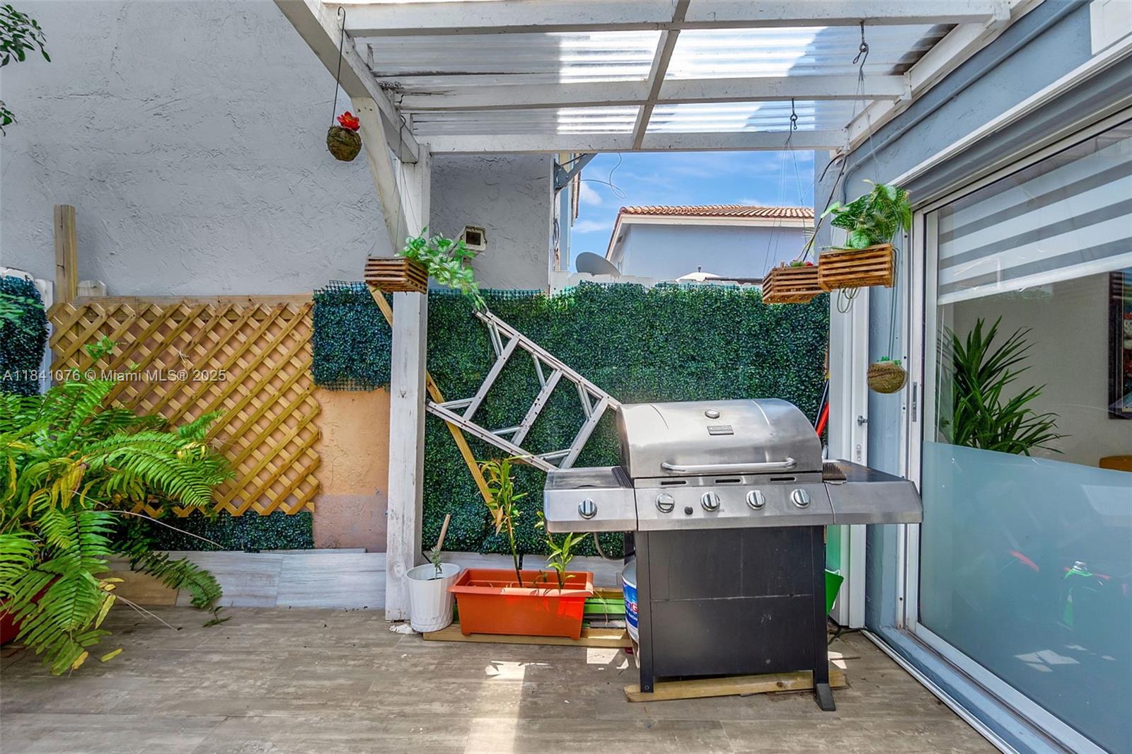 MARINA REAL CONDO NO 5 - Residential