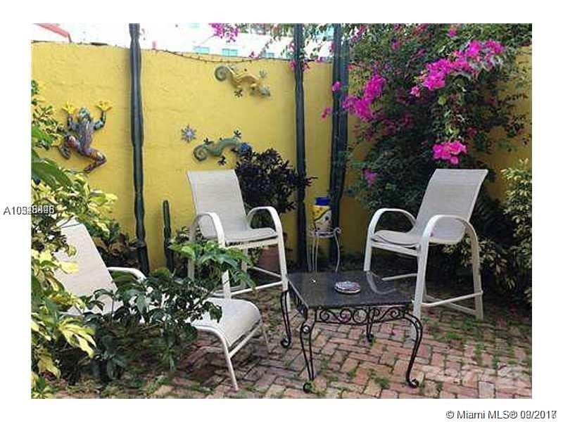 GREAT LOCATION IN SMALL BUILDING EDGEWATER ONLY 8 UNITS. CLOSE TO DOWNTOWN, MIDTOWN, DESIGN DISTRICT AND WYNWOOD. SECURITY ENTRANCE, PORCH, LAUNDRY