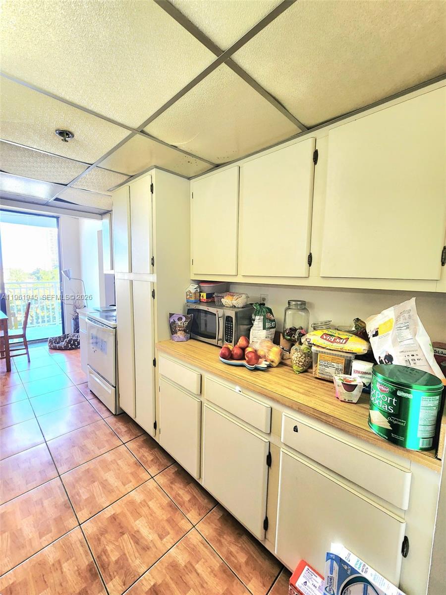 WINSTON TOWERS 600 CONDO - Residential