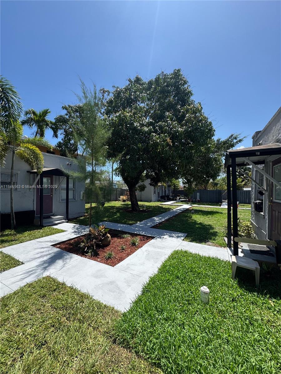 Building located at Dania, ideal for a single person or a couple. 300 SQ ft