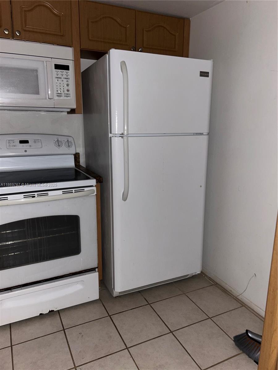 LAUDERDALE OAKS CONDO I - Residential Lease