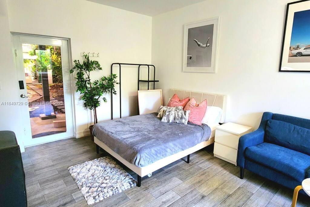 Tropical Studio in Prime Miami Location! Charming and private, this centrally located studio is just minutes from top designer shops, 5 minutes to Wynwood, Midtown, and Edgewater, and only 10 minutes to Miami Beach and Brickell. Nestled on a quiet street, it features a spacious backyard, private outdoor seating area, on-site laundry, and convenient street parking.