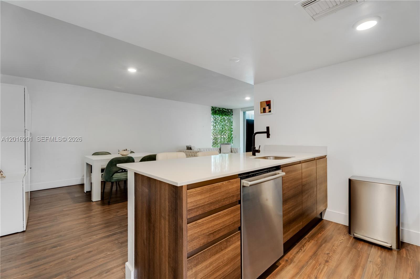THE IVORY RESIDENCE CONDO - Residential Lease