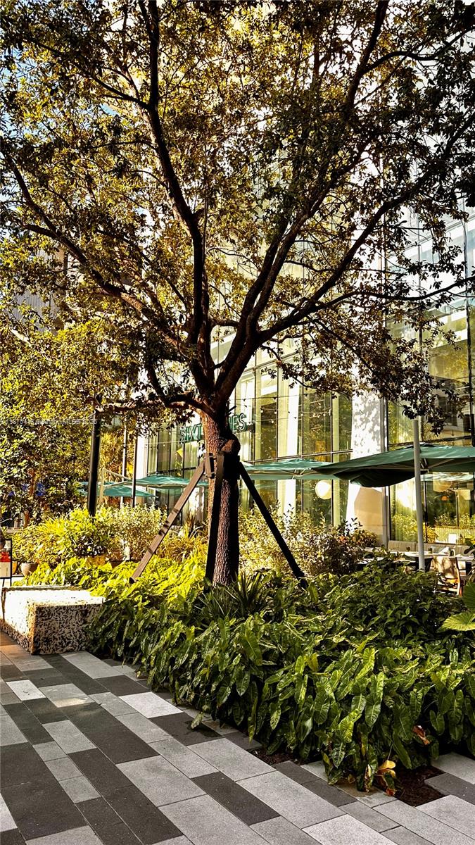 PARAMOUNT MIAMI WORLDCENT - Residential Lease