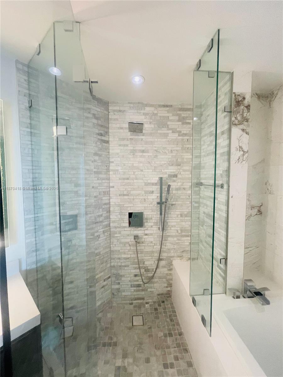 PARAMOUNT MIAMI WORLDCENT - Residential Lease