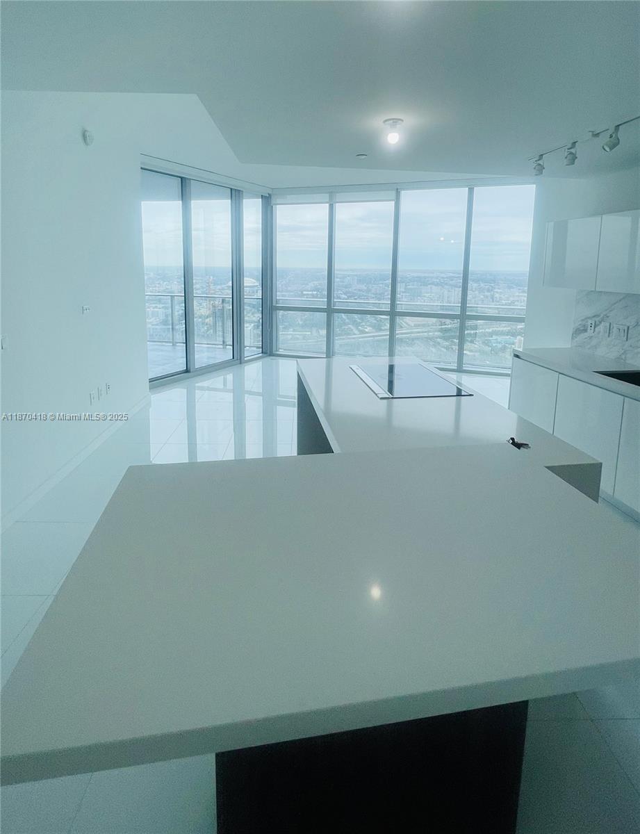 PARAMOUNT MIAMI WORLDCENT - Residential Lease