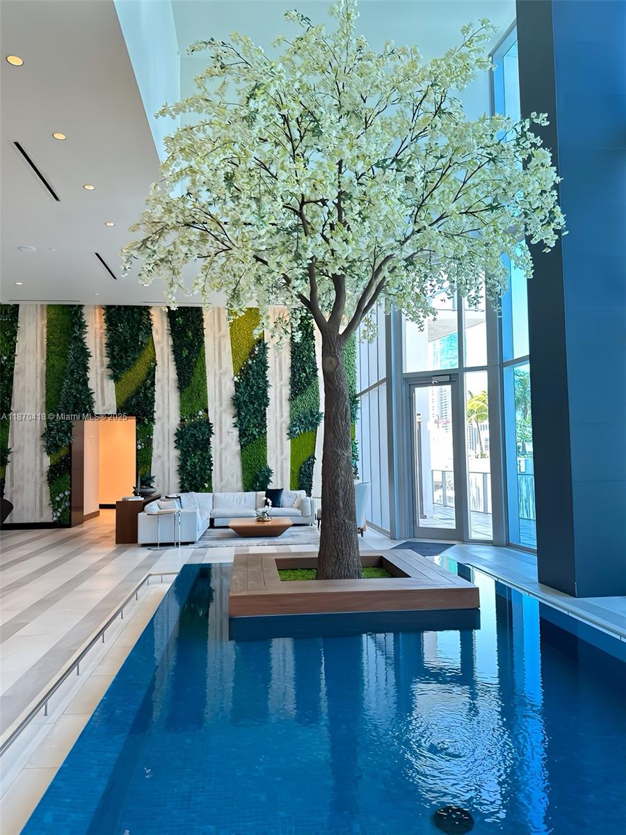 PARAMOUNT MIAMI WORLDCENT - Residential Lease