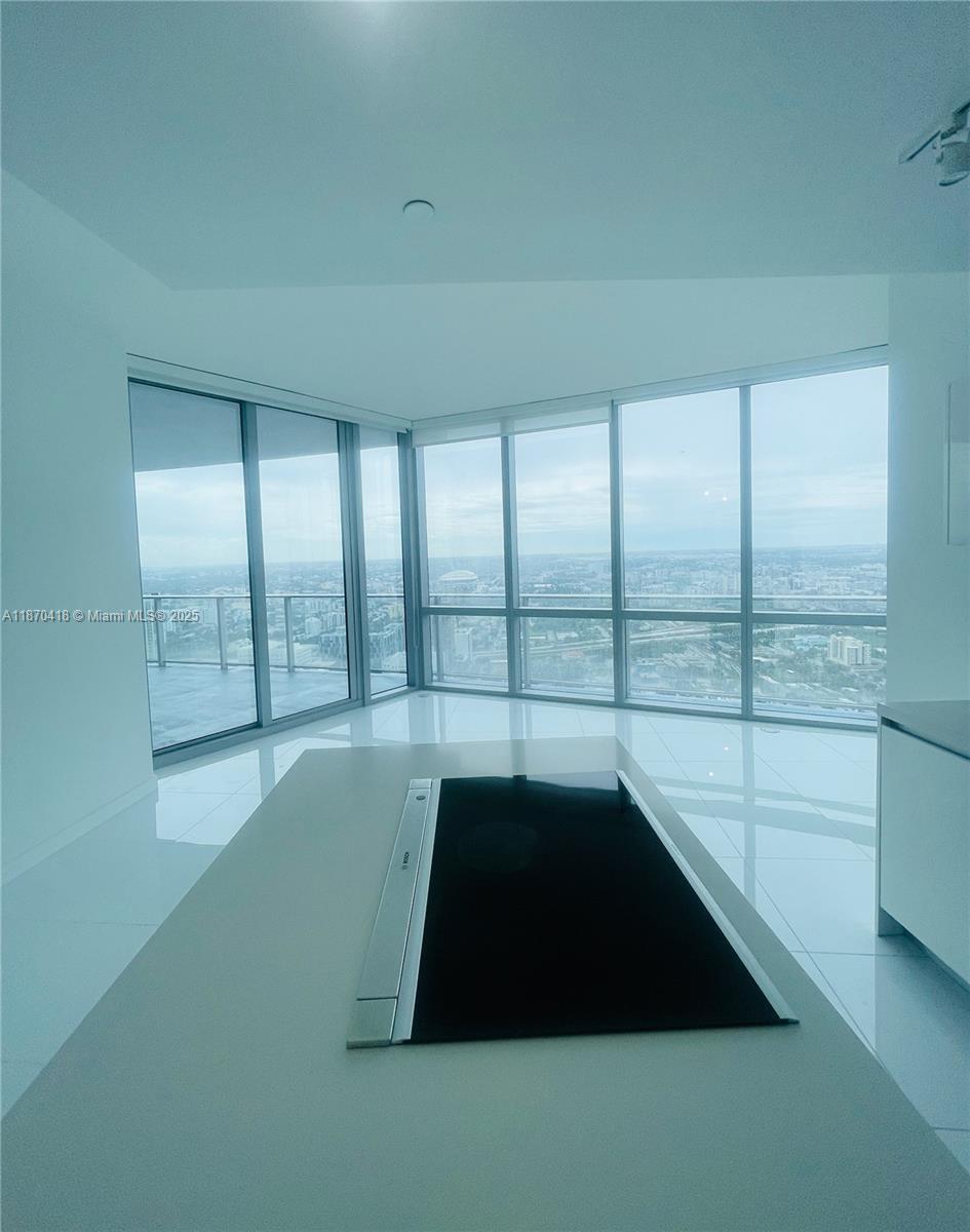 PARAMOUNT MIAMI WORLDCENT - Residential Lease