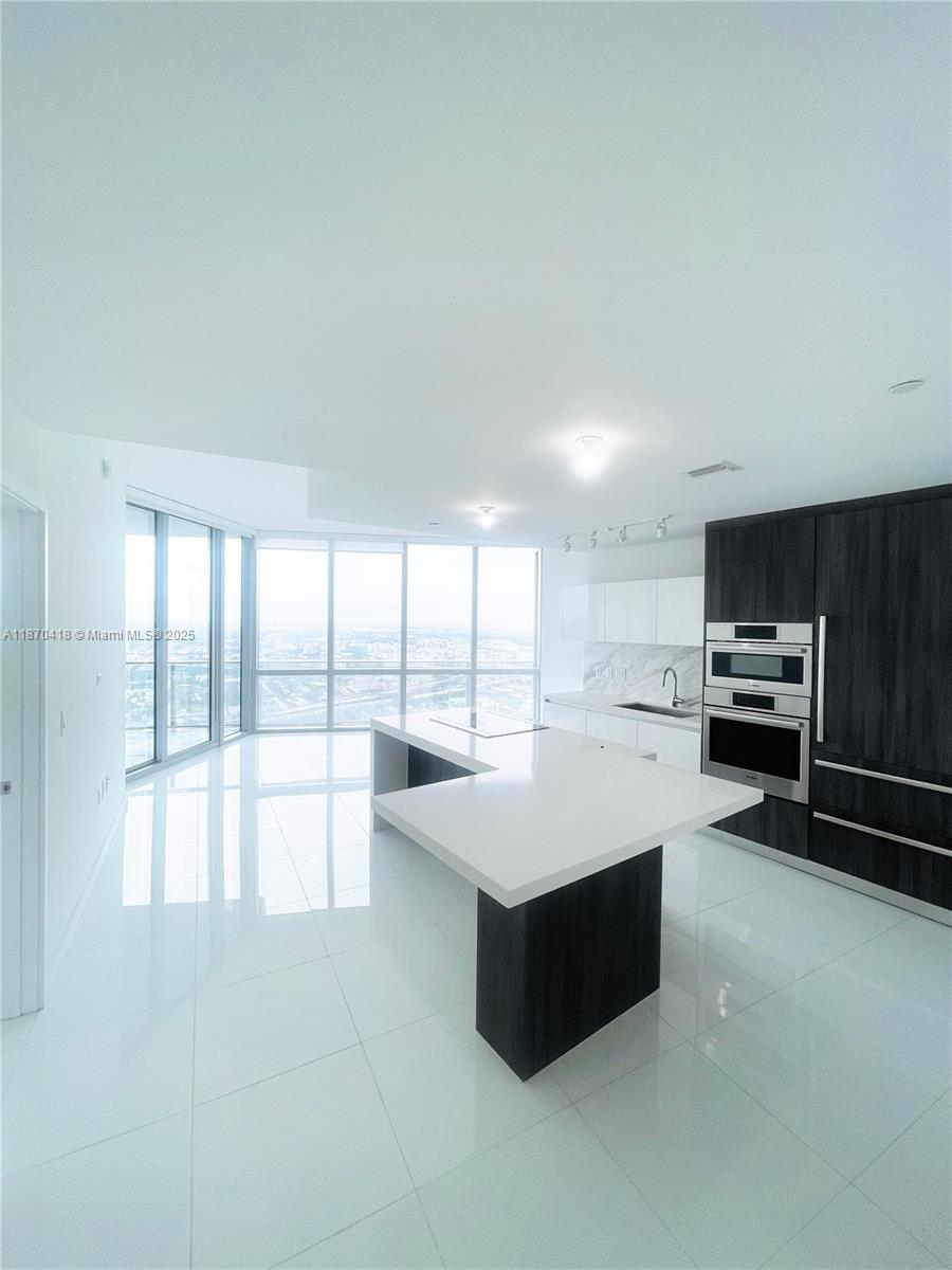 PARAMOUNT MIAMI WORLDCENT - Residential Lease