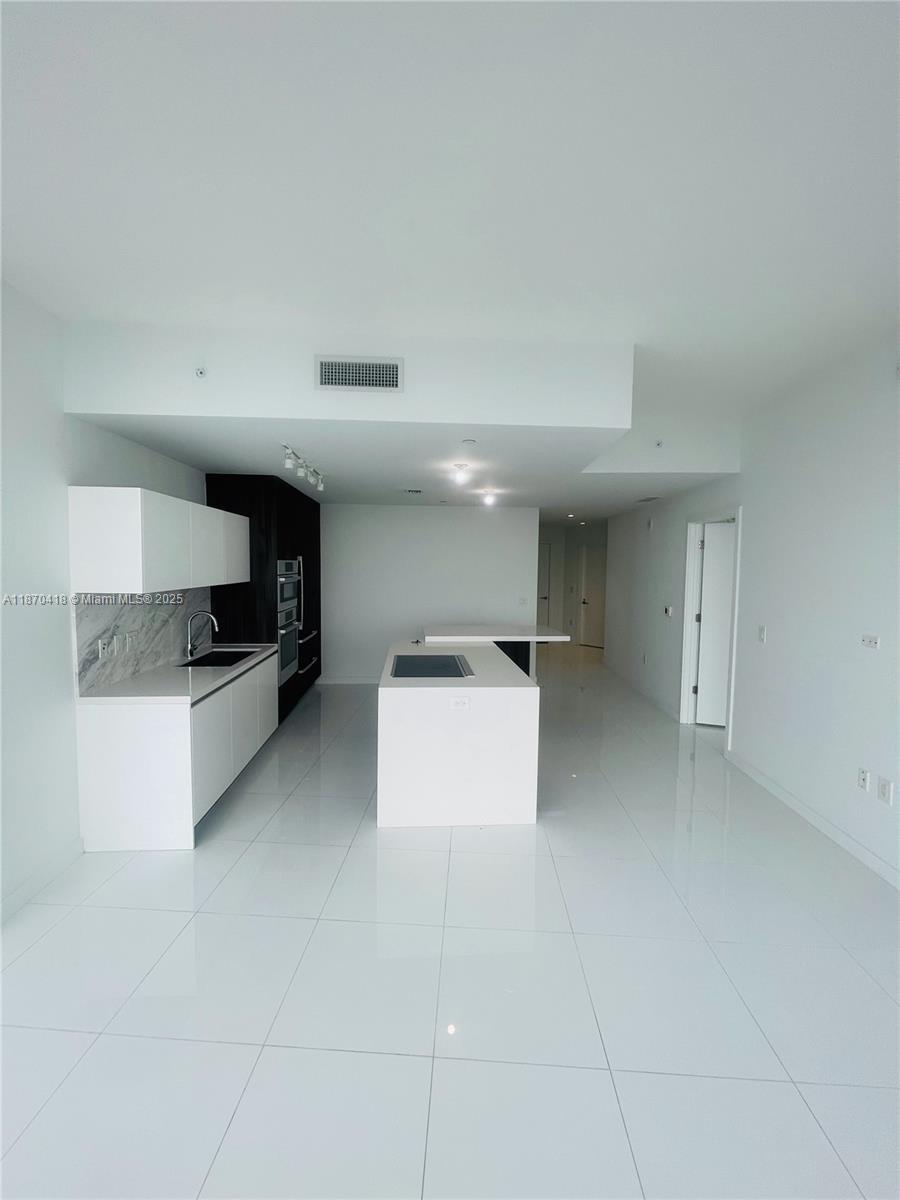 PARAMOUNT MIAMI WORLDCENT - Residential Lease