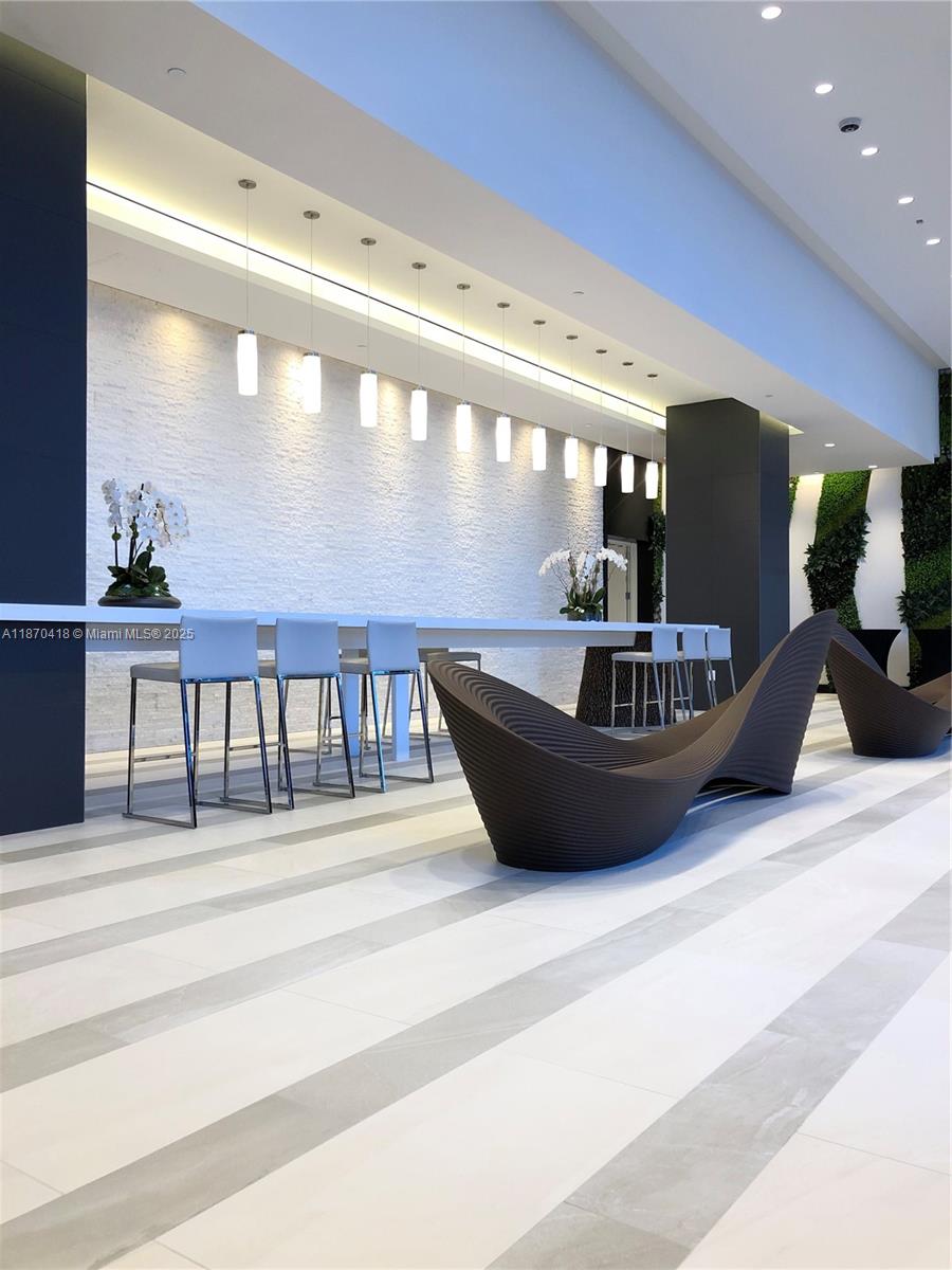 PARAMOUNT MIAMI WORLDCENT - Residential Lease