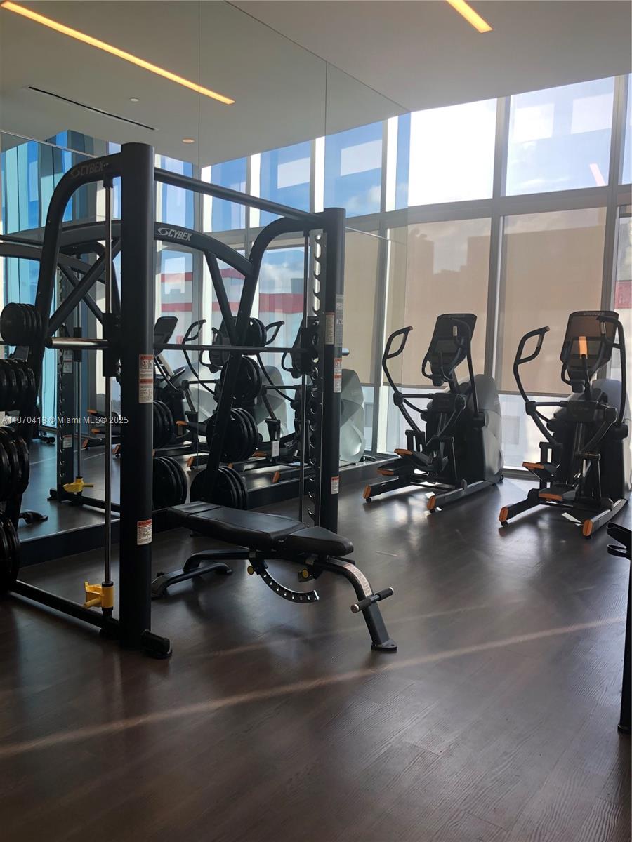 PARAMOUNT MIAMI WORLDCENT - Residential Lease