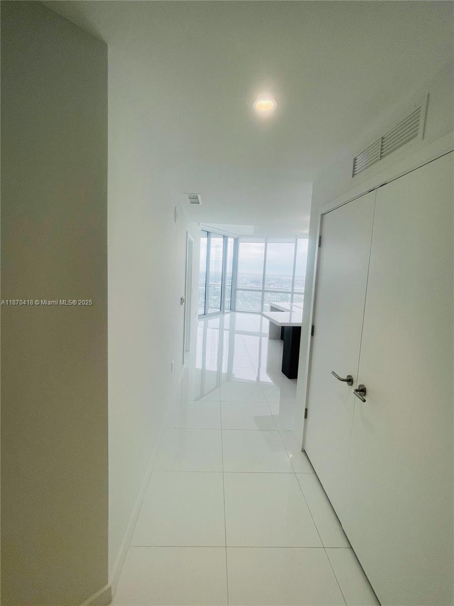 PARAMOUNT MIAMI WORLDCENT - Residential Lease