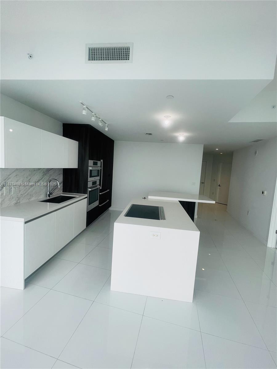 PARAMOUNT MIAMI WORLDCENT - Residential Lease