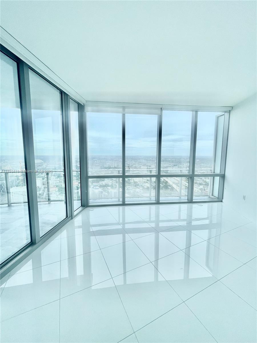 PARAMOUNT MIAMI WORLDCENT - Residential Lease