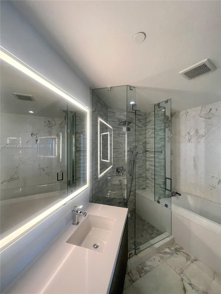 PARAMOUNT MIAMI WORLDCENT - Residential Lease