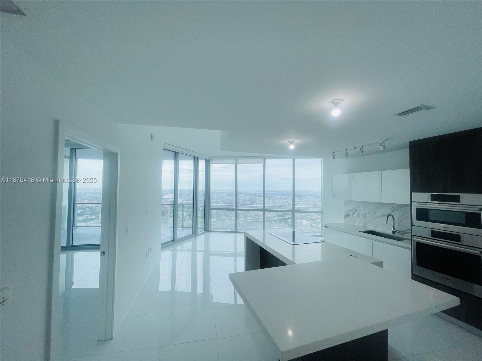 PARAMOUNT MIAMI WORLDCENT - Residential Lease