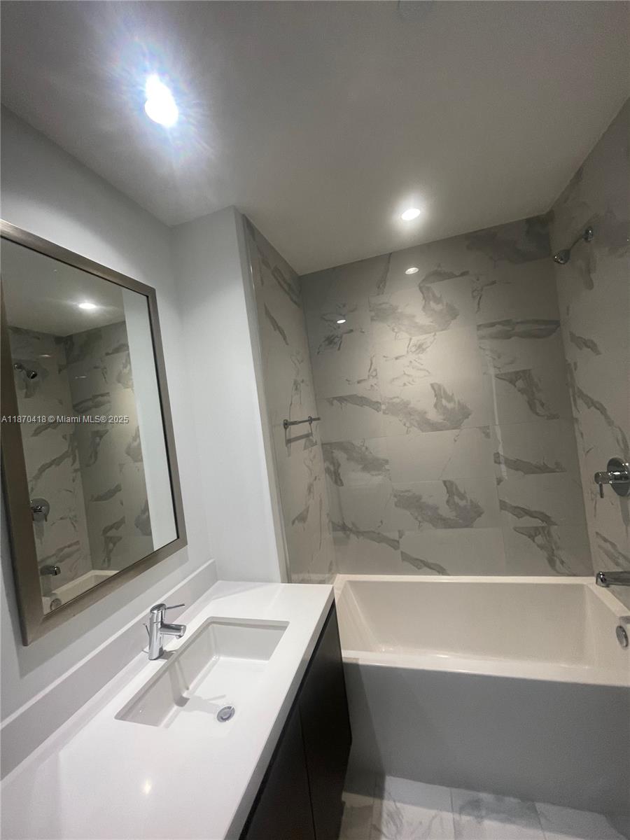 PARAMOUNT MIAMI WORLDCENT - Residential Lease