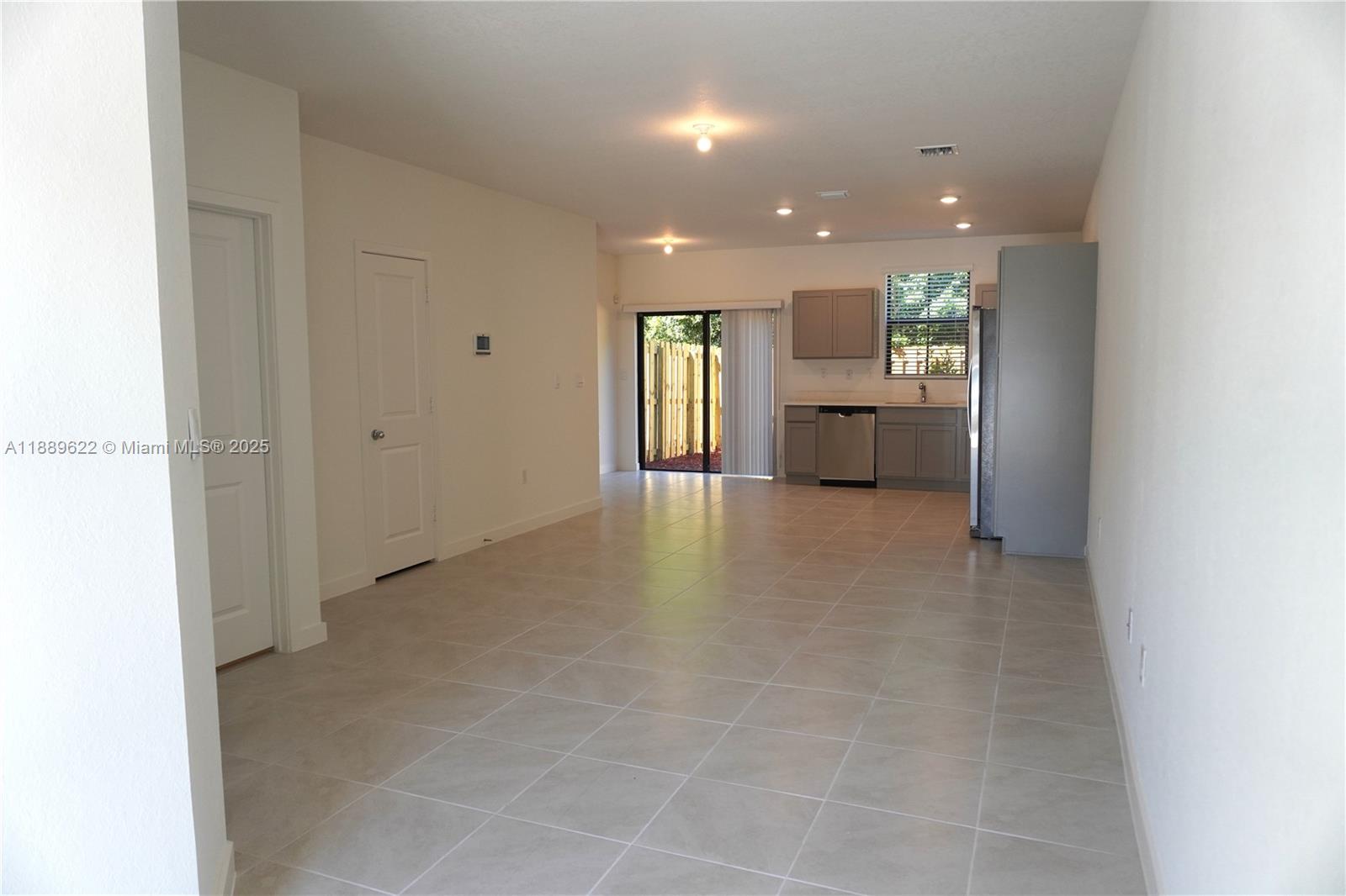 MIAMI LAND AND DEVELOPMEN - Residential Lease