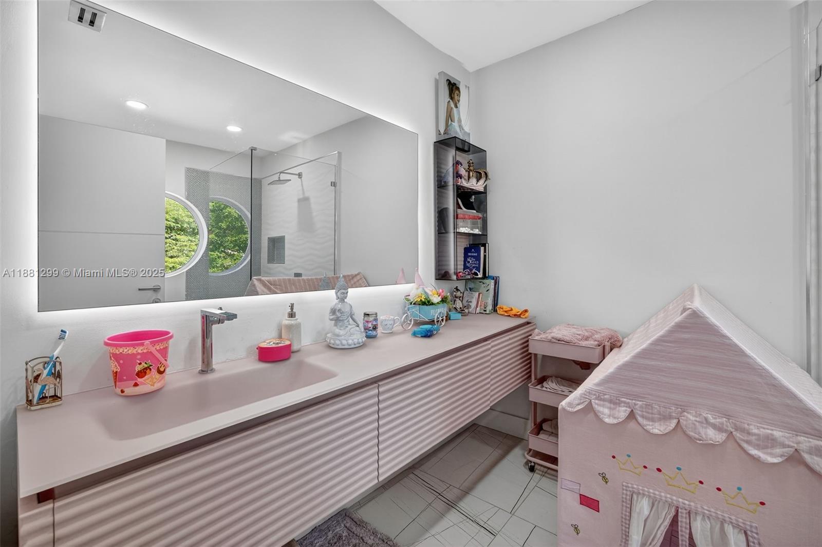 ISLAND WAY - Residential