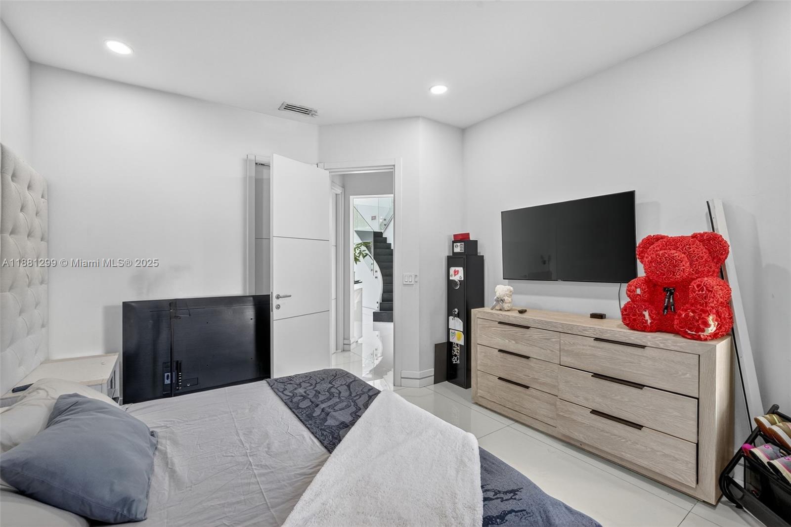 ISLAND WAY - Residential