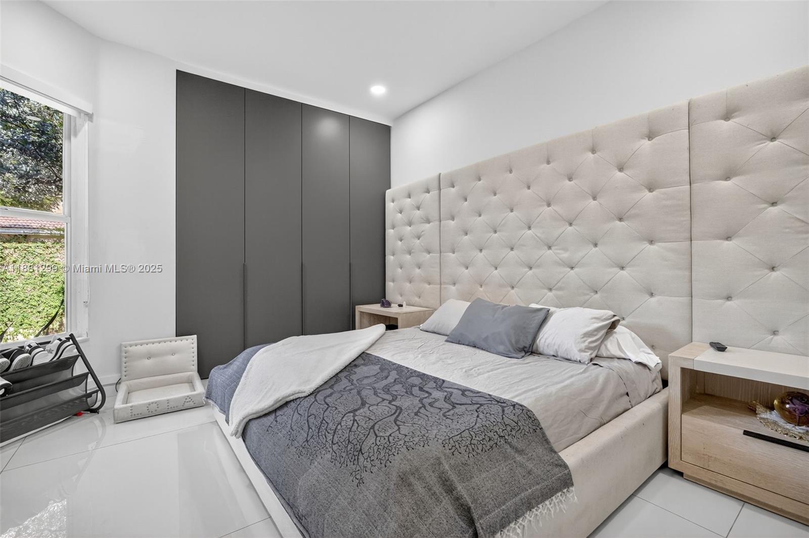 ISLAND WAY - Residential