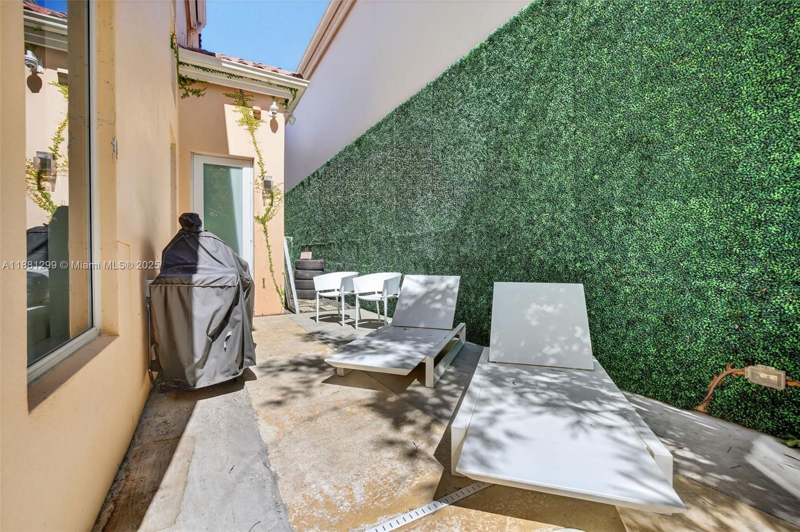 ISLAND WAY - Residential