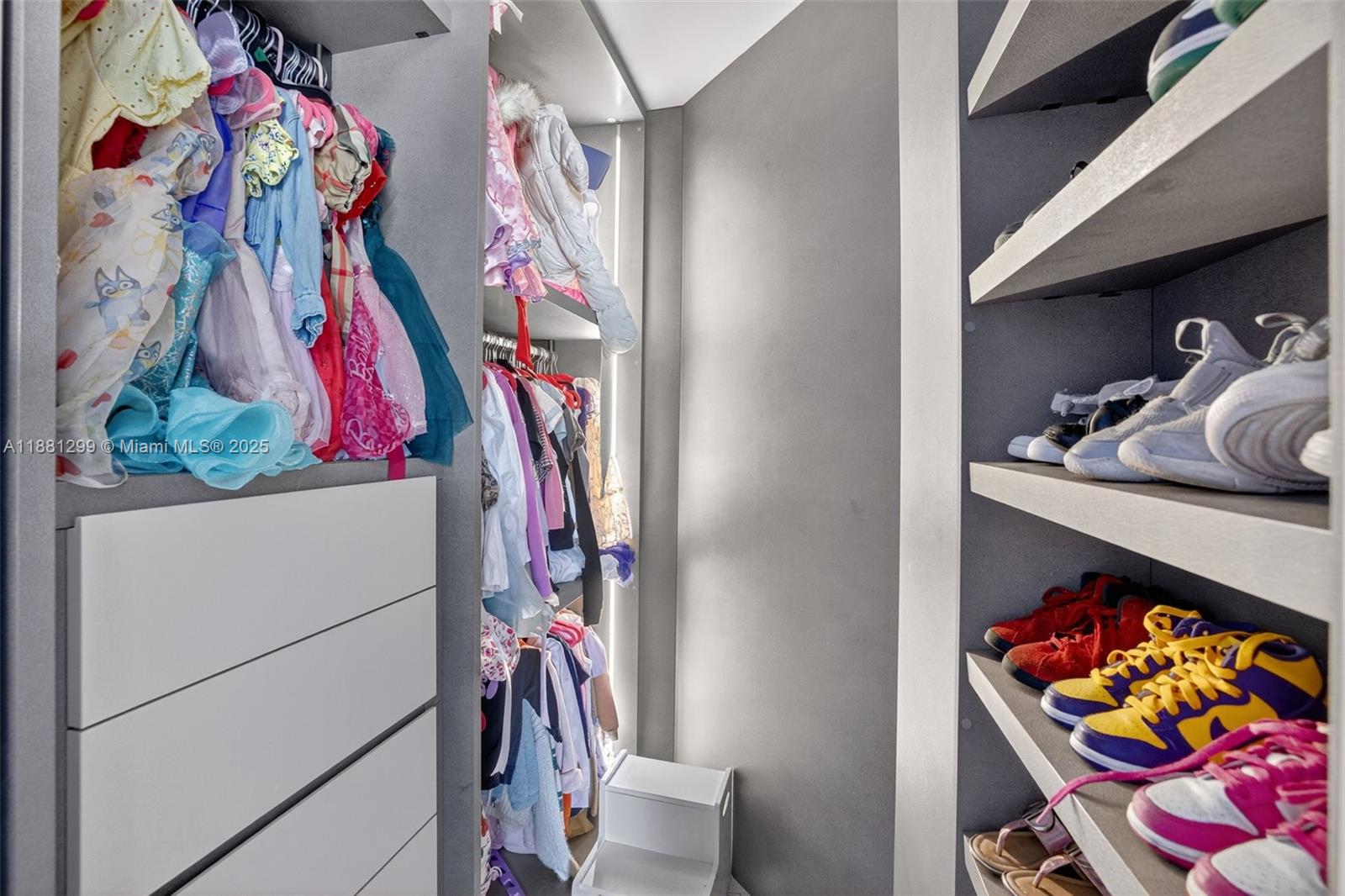 ISLAND WAY - Residential