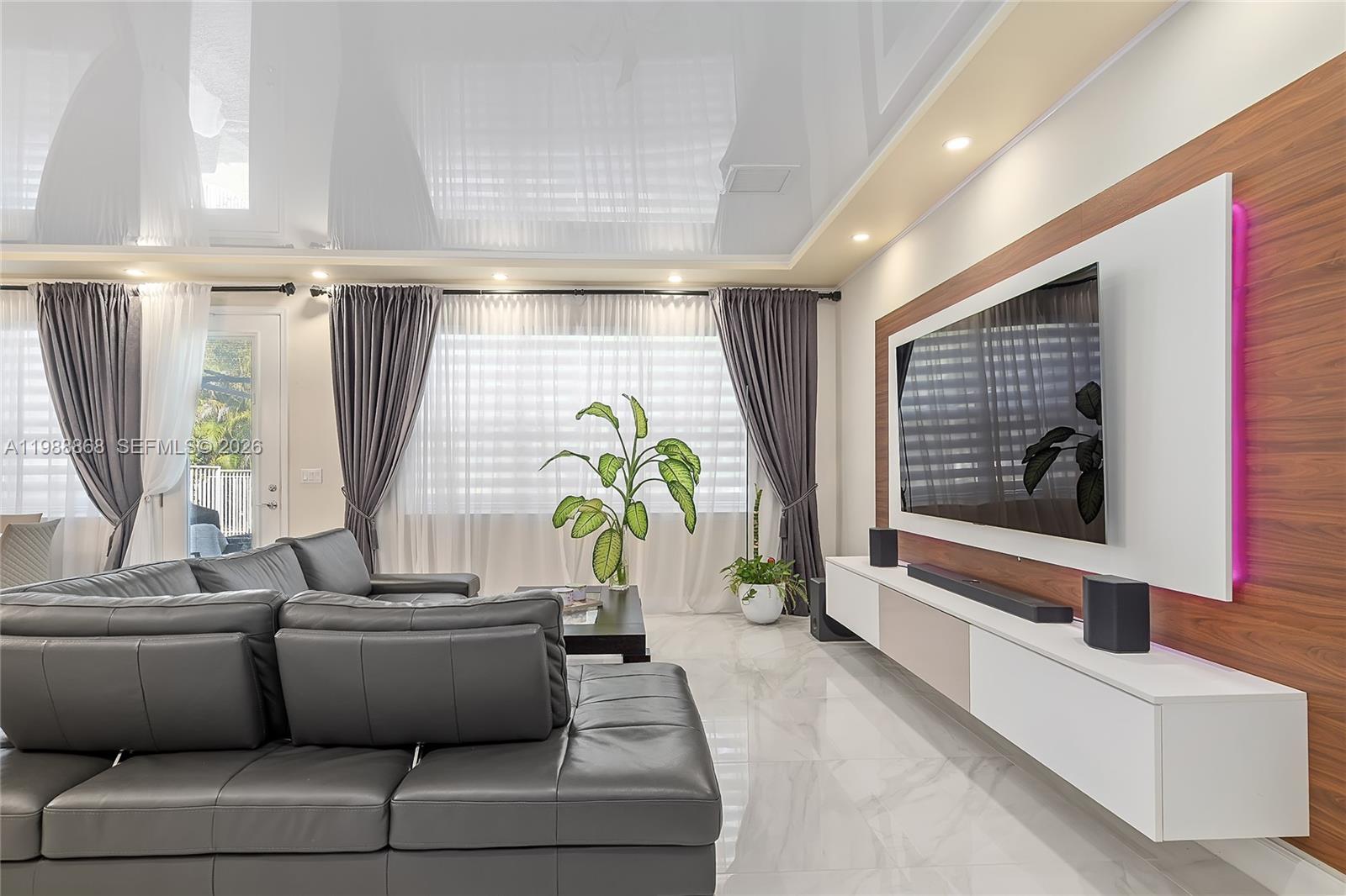 HILLCREST COUNTRY CLUB SO - Residential