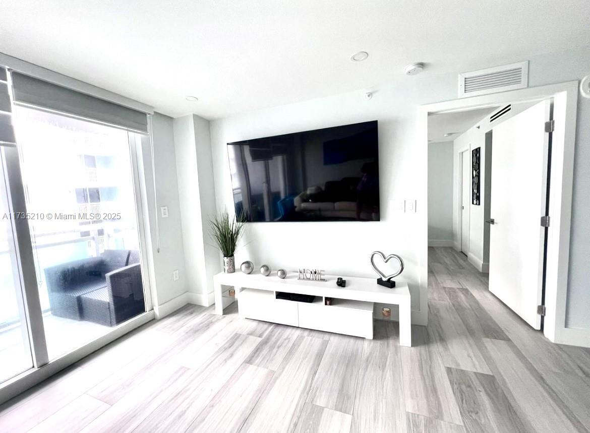 6917 Collins Ave 806