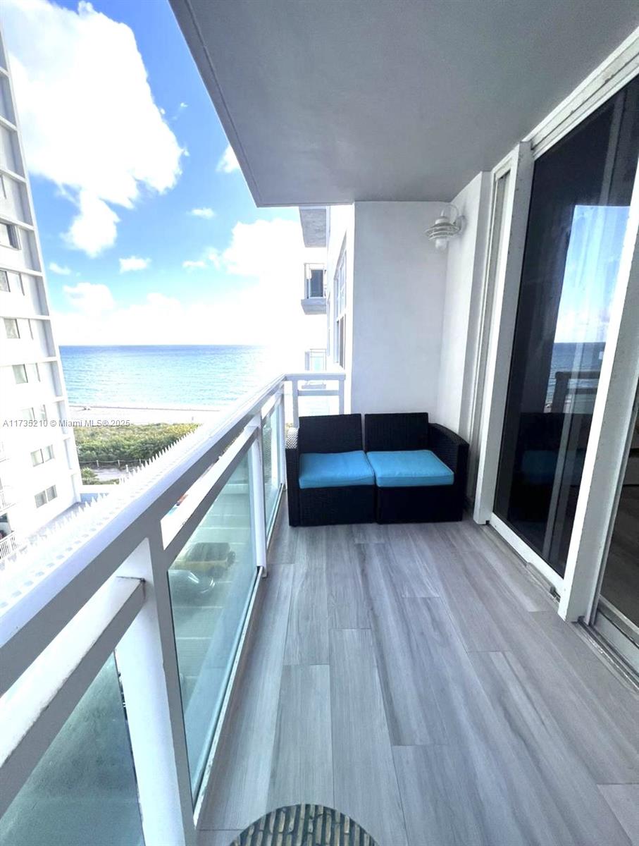 6917 Collins Ave 806