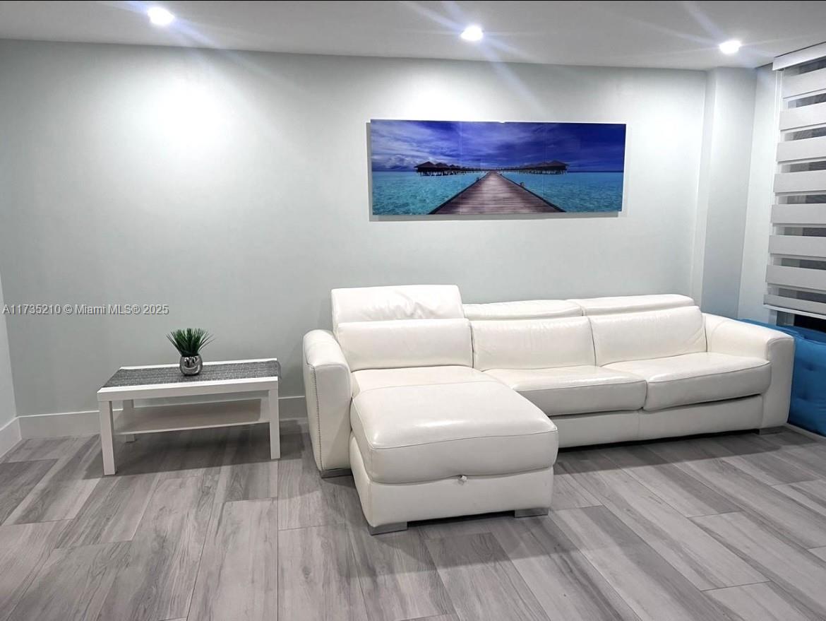 6917 Collins Ave 806