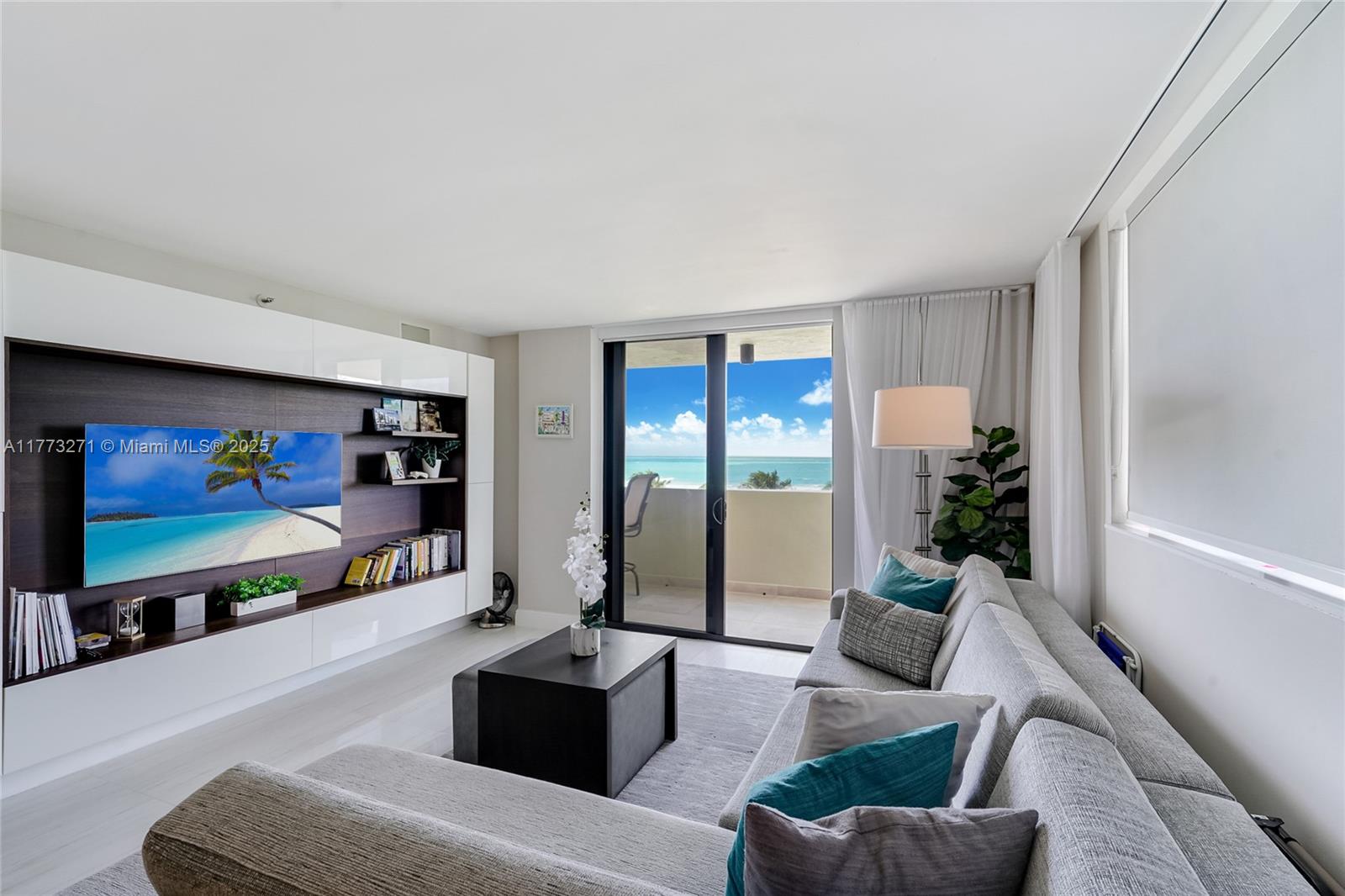 1623 Collins Ave 520