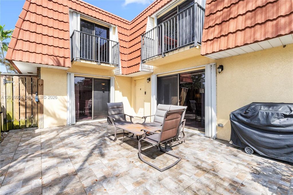 Photo of 9950 NW 6th Pl, Plantation, FL 33324 (MLS # A12016094)