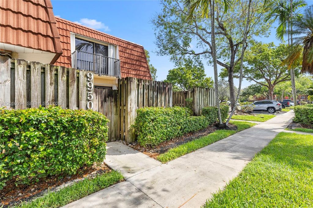 Photo of 9950 NW 6th Pl, Plantation, FL 33324 (MLS # A12016094)