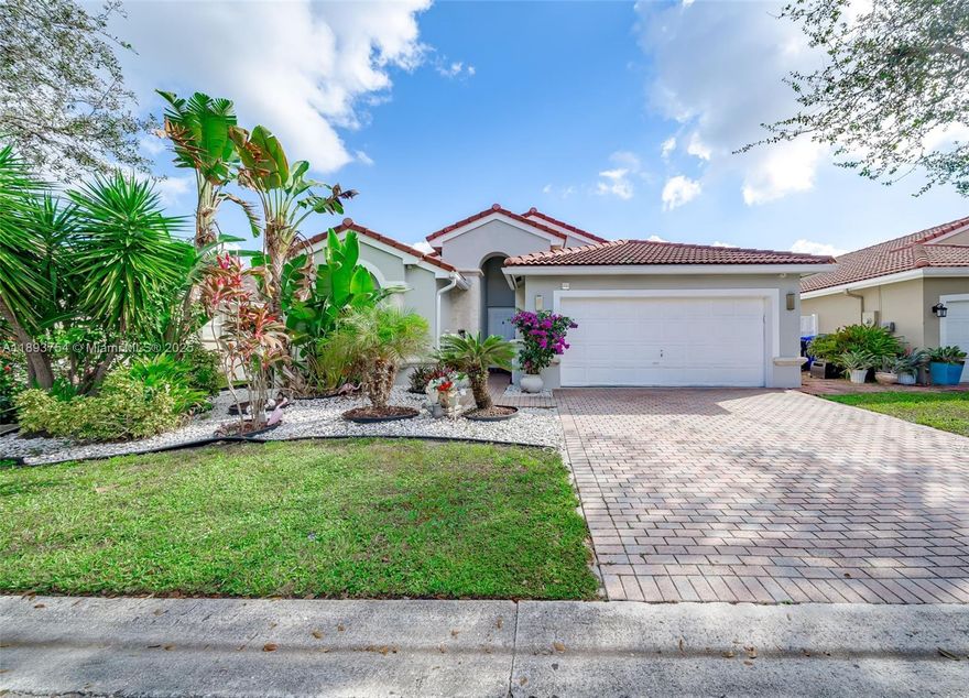 BEAUITFUL 3 BEDROOM 2 BATH LAKE FRONT HOME FULLY RENVATED WITH TOP OF THE LINE APPLIANCES ,
SITTING ON OVERSIZE LOT TOTALING  6940 SQ TOTAL SQ FT UNDER AIR 2080 SQ .
MARBLE FLOORS THROUGOUT LIVING AREA AND WOODEN HARD FLOORS IN BEDROOMS.OPEN LAYOUT WITH HIGH CELINGS,PERFECT OUTDOOR WITH A BRAND NEW JACCUZZI .READY AND PRE APPORVED FOR POOL...........
A ONE OF KIND CHARM.