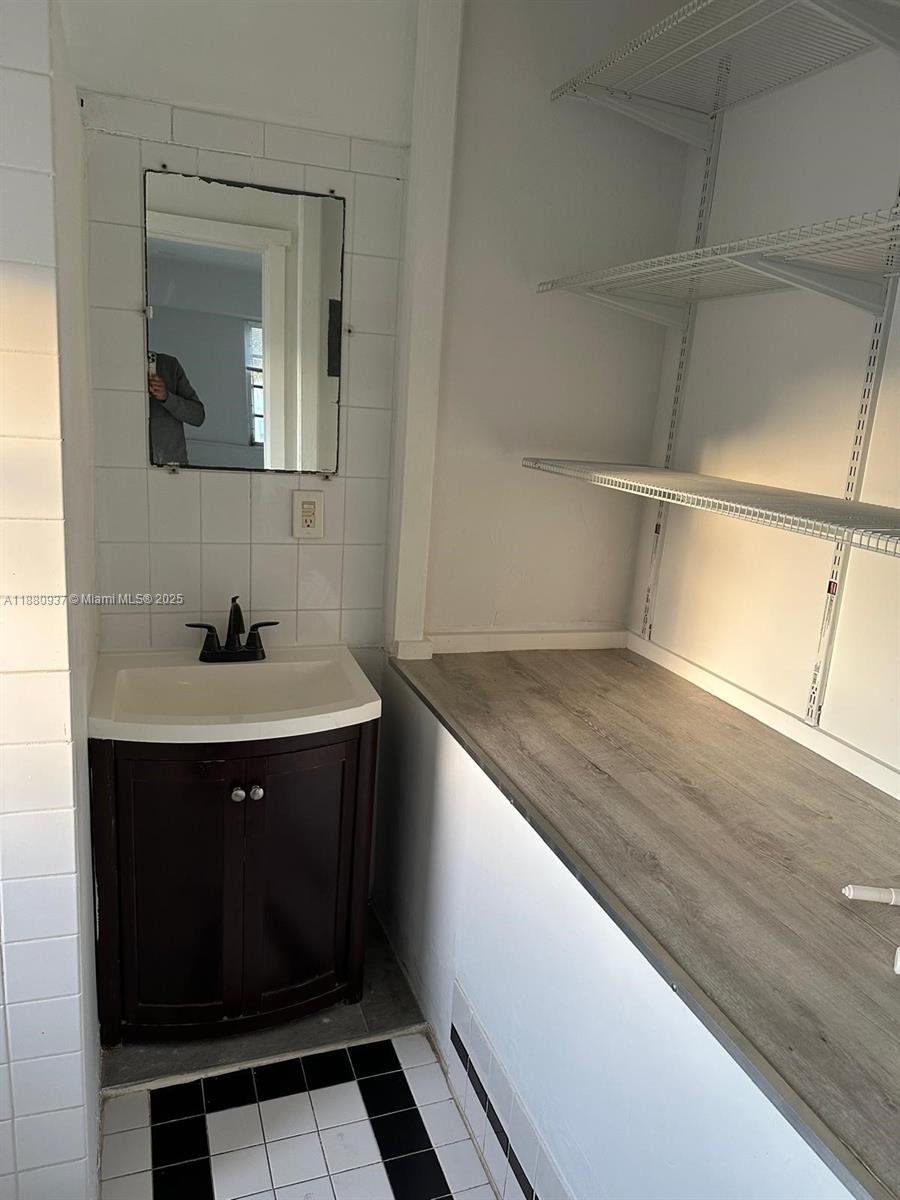 ISLE OF NORMANDY MIAMI VI - Residential Lease