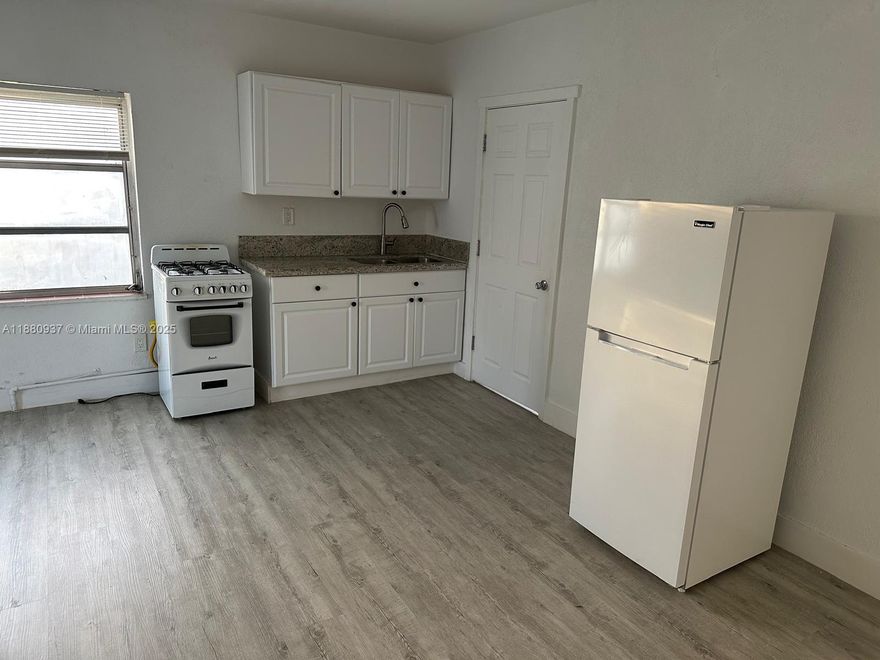 Studio apartment in North Beach located 15 blocks from the water. Trolley stops in front of the building making it convenient to get around. Laundromat, mini mart and Walgreens at the corner. Includes water, gas and garbage.