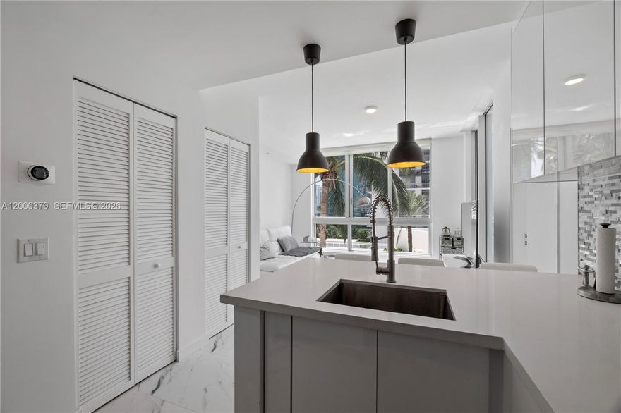 Spectacular 1 Bed/1 Bath with spacious wrap-around terrace in the heart of Miami’s financial district. Floor to ceiling glass windows. Newly renovated kitchen with Italian cabinetry, granite countertops, and brand new stainless steel appliances. Spacious living area and master bedroom with walk in closet. Tile flooring throughout, Washer/Dryer included. 1 assigned covered Parking. Met1 features luxury amenities- fitness center, Pool, Hot Tub & Spa, Billiard room, Business center, Kids Playroom, 24 hour Front Desk, Valet parking, and restaurant on site. Walking distance to all of Downtown and Brickell- shops, Movie Theater, Whole Foods and close proximity to the Metromover, restaurants, the stunning Bayfront Park, Museums and much more.This apartment makes your dream come true.