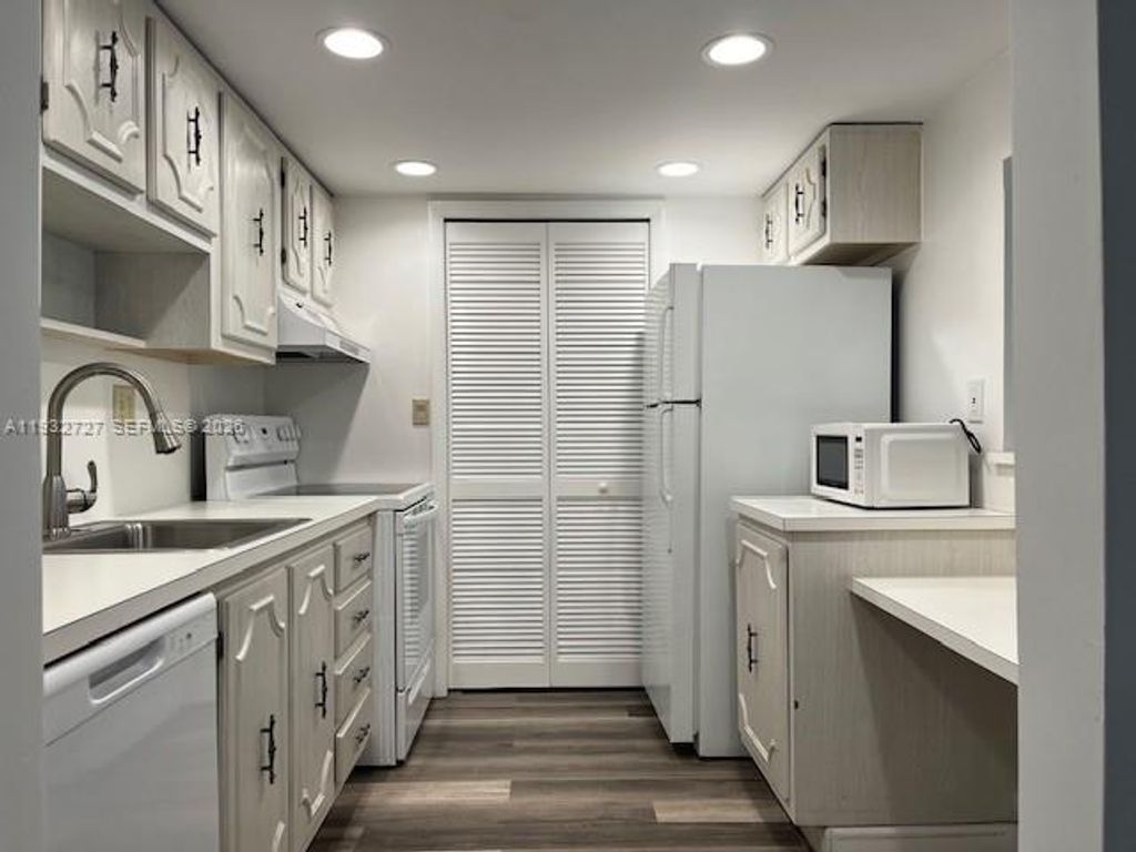 Photo of 120 Lakeview Dr #205, Weston, FL 33326 (MLS # A11932727)