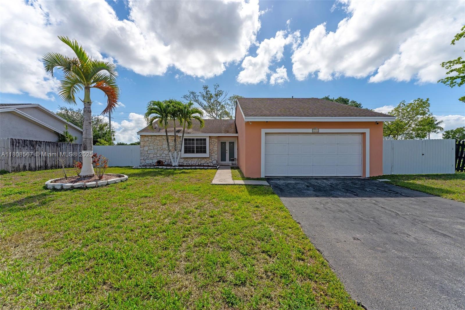Property for Sale at 1747 N Goldeneye Ln, Homestead, Miami-Dade County, Florida - Bedrooms: 3 
Bathrooms: 2  - $520,000