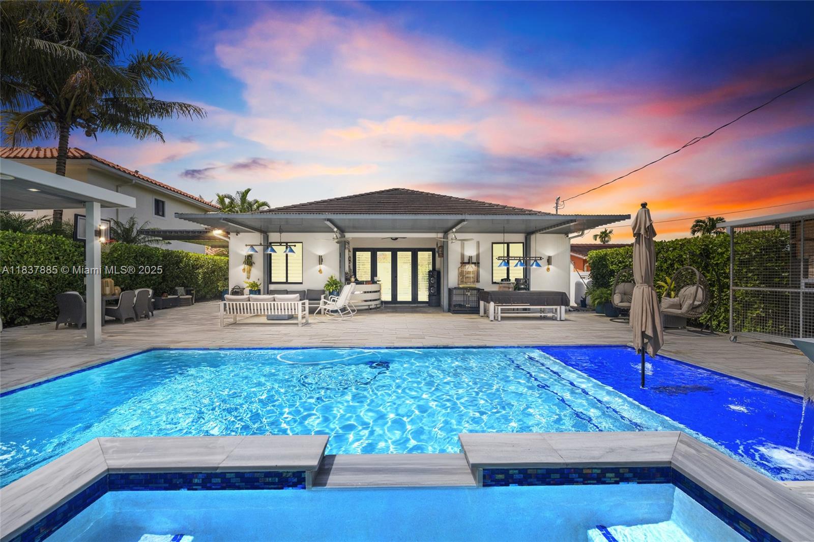 8236 SW 36th St, Miami, FL, 33155/$1,325,000 3 8236 SW 36th St