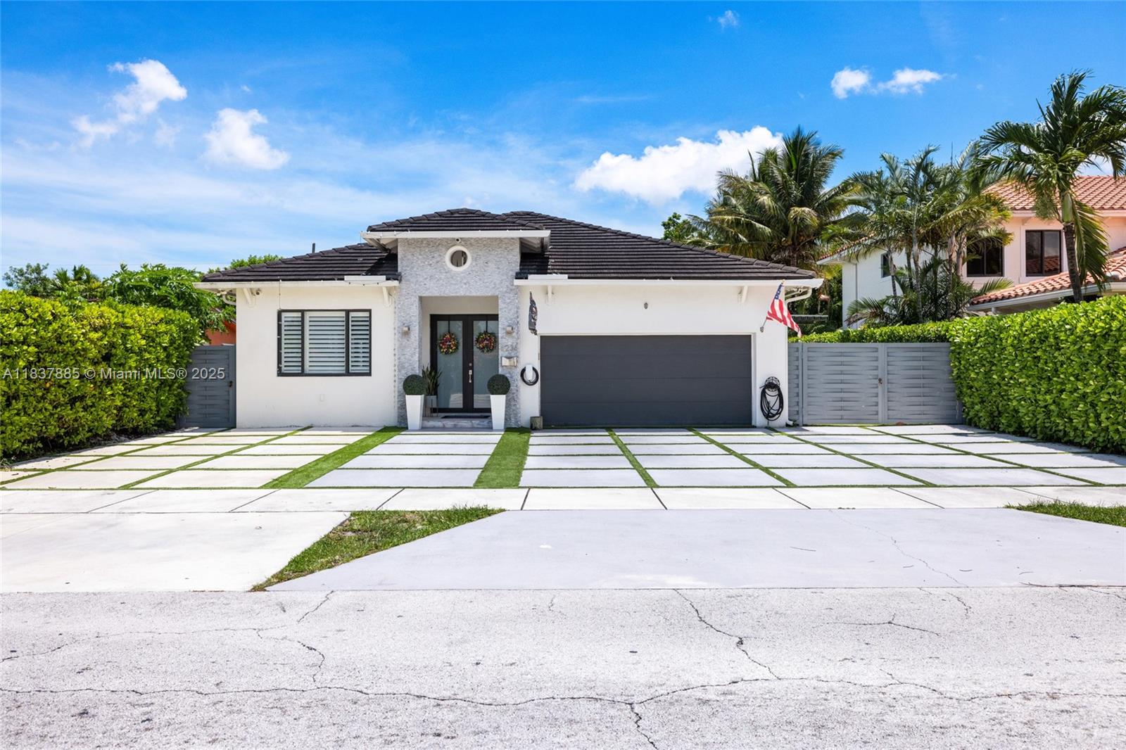 8236 SW 36th St, Miami, FL, 33155/$1,325,000 4 8236 SW 36th St