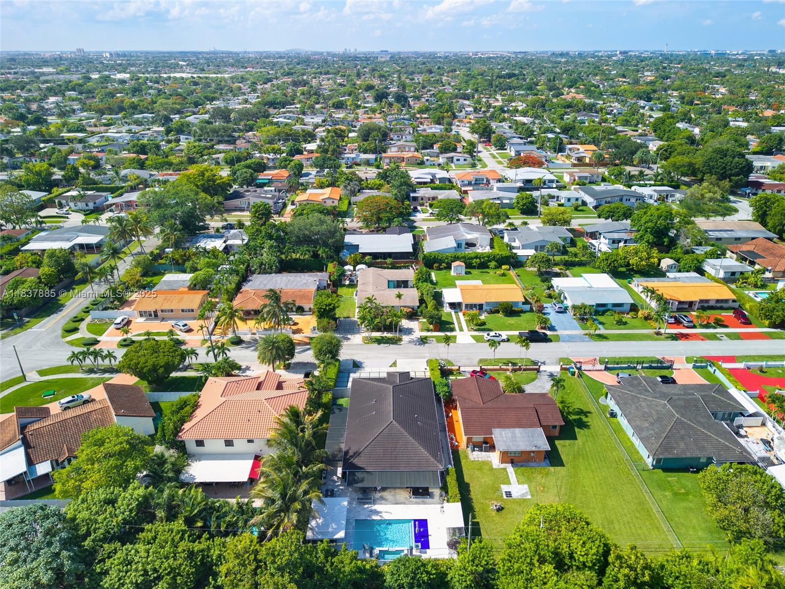 8236 SW 36th St, Miami, FL, 33155/$1,325,000 2 8236 SW 36th St