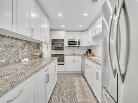 90 Edgewater Dr 114 Coral Gables FL 33133